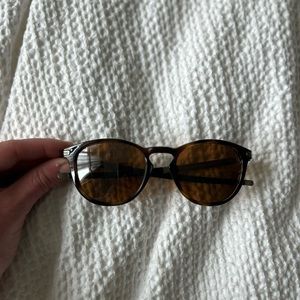 Oakley women’s tortoise glasses with polarized prisma lenses